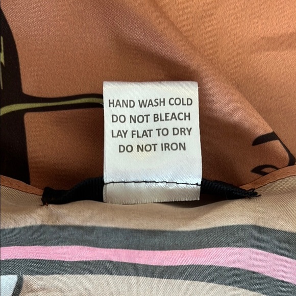 Jessica Simpson NWOT Floral Beige and Pink Square Scarf 27 x 27 - Picture 7 of 7